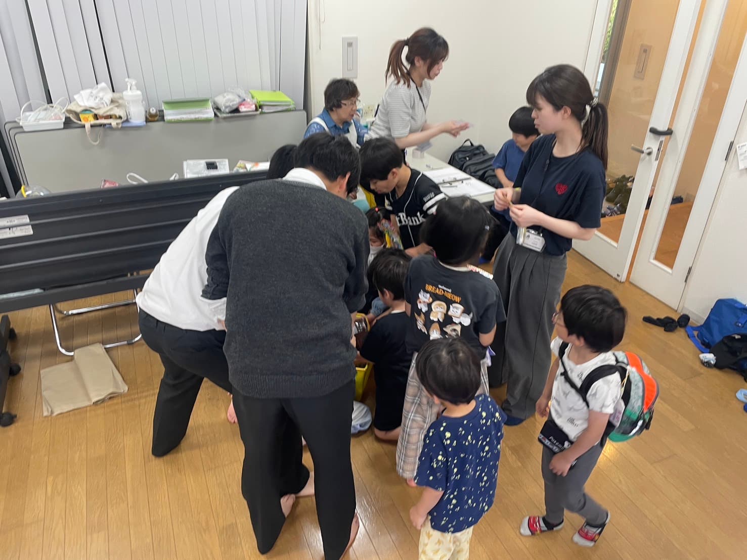 児童館で英語のゲームを楽しむ子どもたち