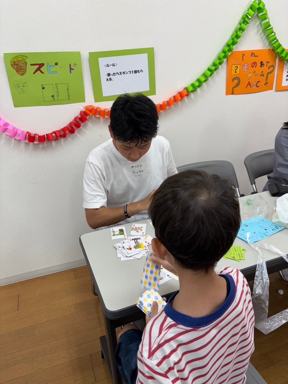 イベント会場で英語を使ったアクティビティを進行する様子