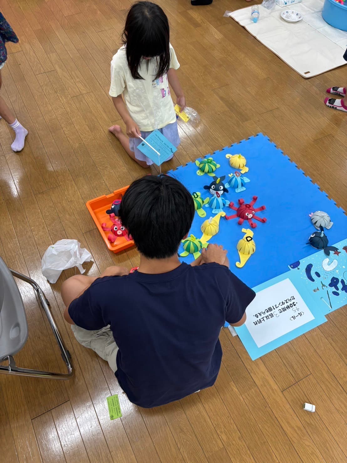 子どもたちと一緒に読み聞かせを行う様子