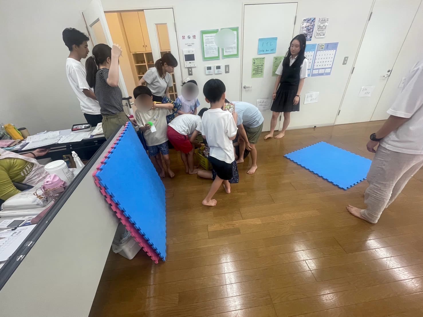 会場で交流しながら英語に触れる参加者たち