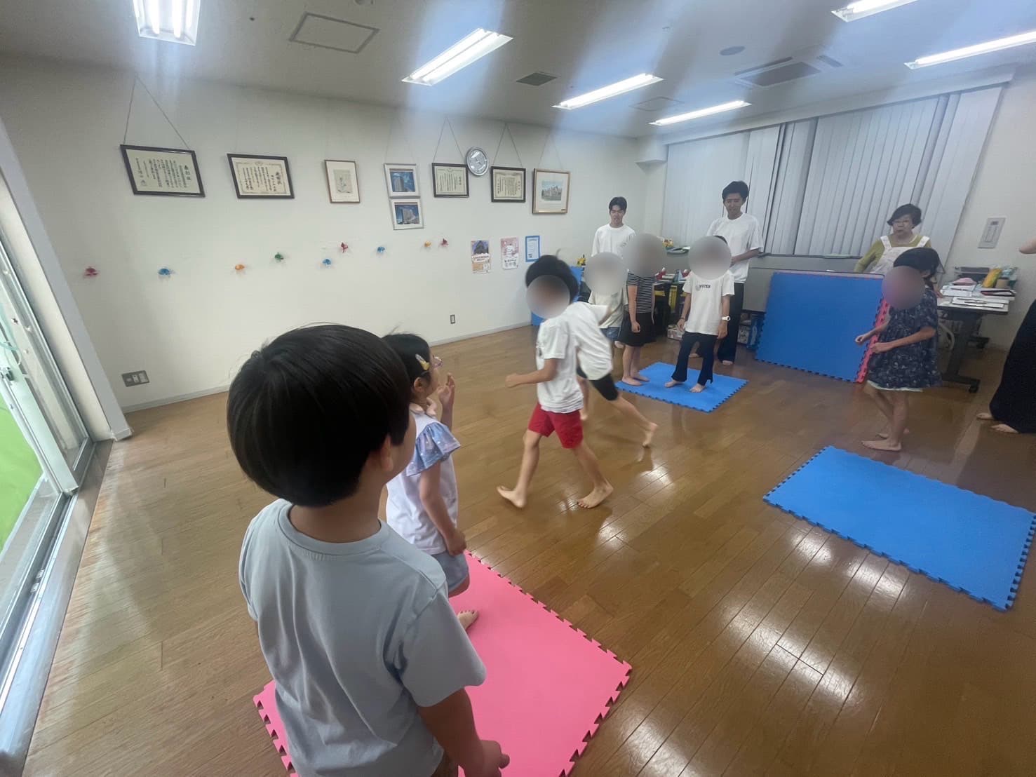 子どもたちに寄り添って英語を伝えるメンバー